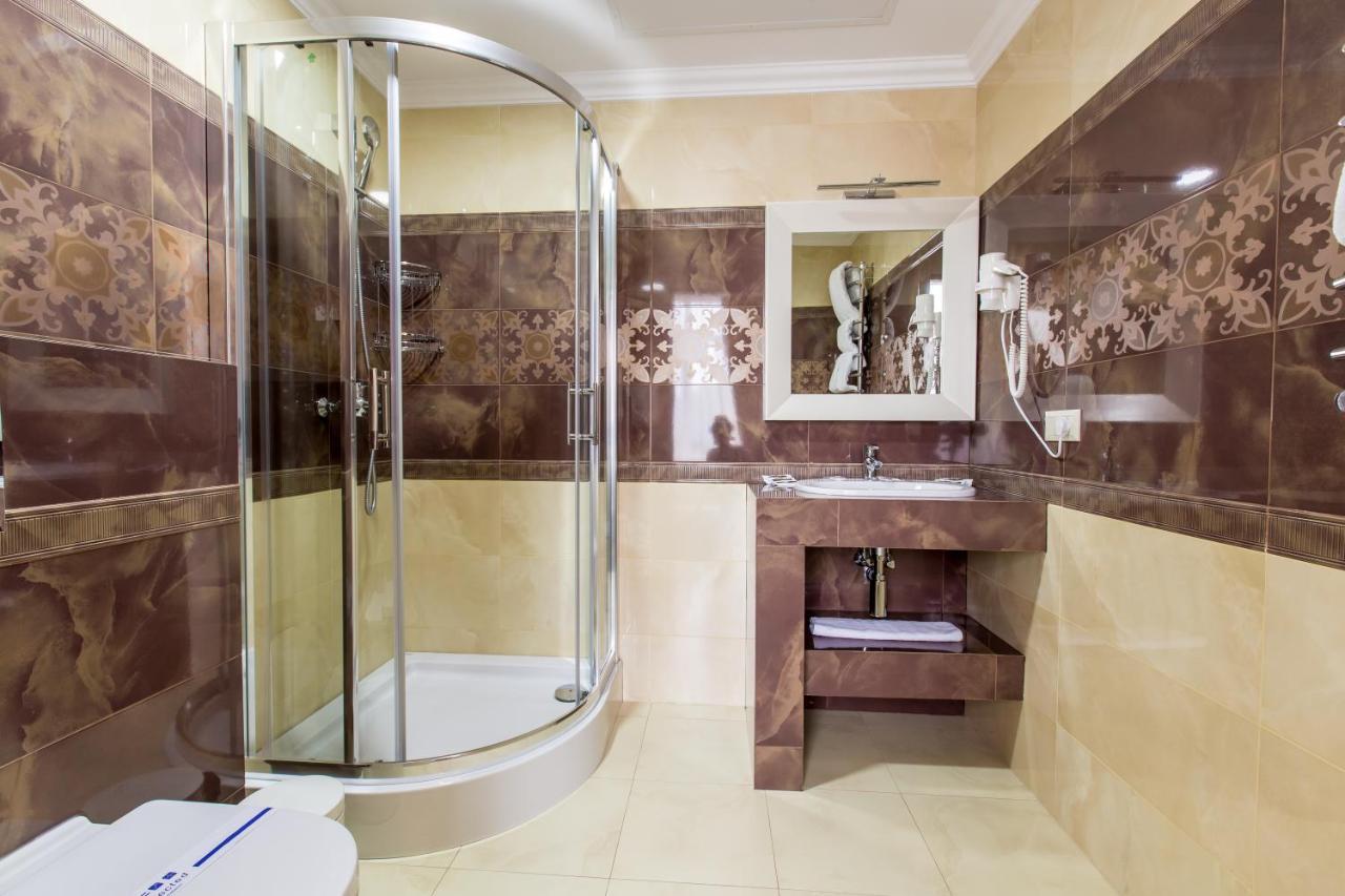 Georg Park Hotel Tarashany Buitenkant foto